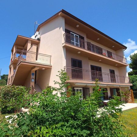 Apartments Lada 1217 Premantura Exterior photo